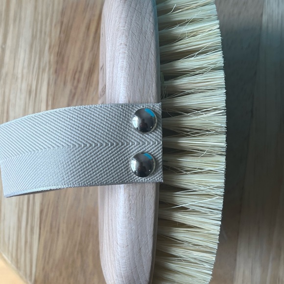 Aromatherapy Associates Revive Body Brush - Picture 3 of 8